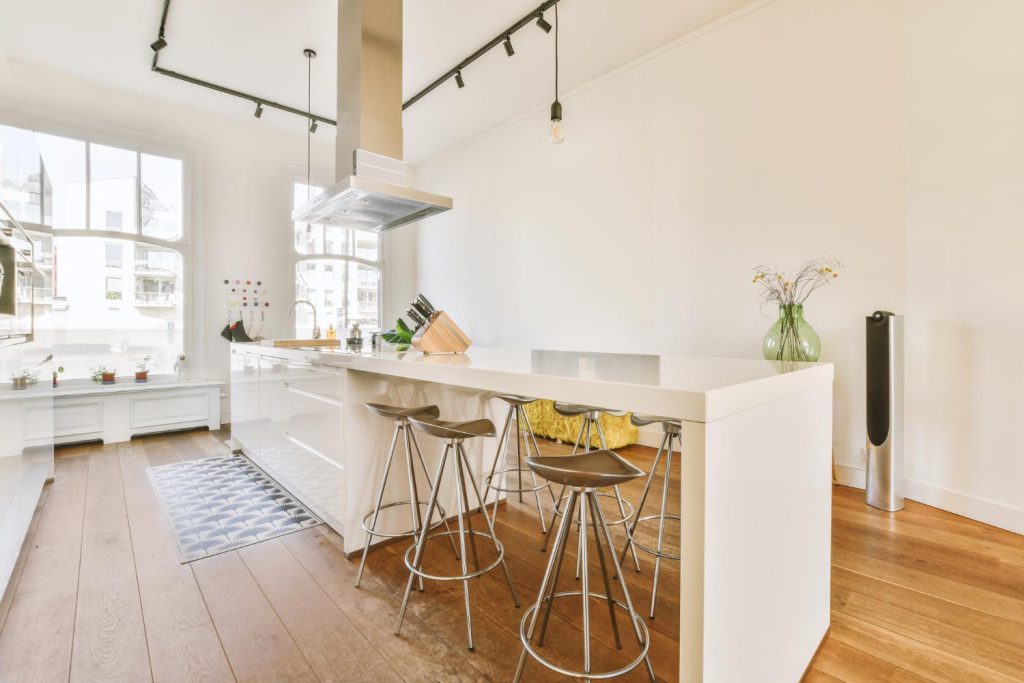 Podłogi drewniane to jeden z najbardziej popularnych materiałów wykończeniowych