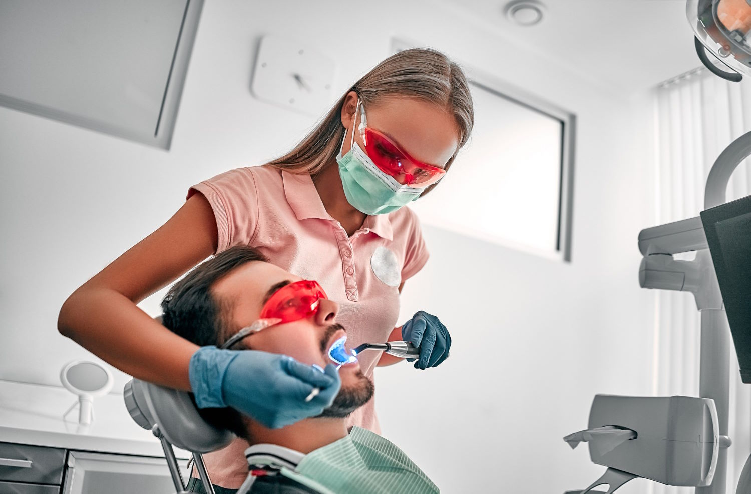 Odkryj tajemnicę pięknych uśmiechów – jak uzyskać błyszcząco białe zęby w Poznaniu?