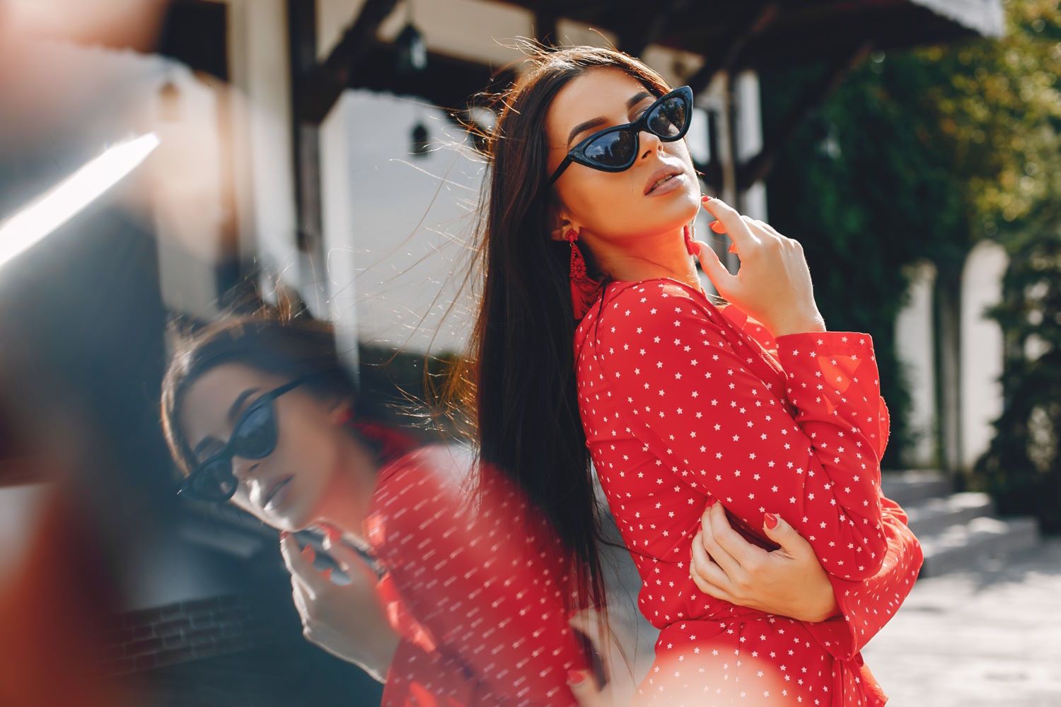 Efektowne i stylowe: zapoznaj się z kolekcją damskich okularów przeciwsłonecznych Prada