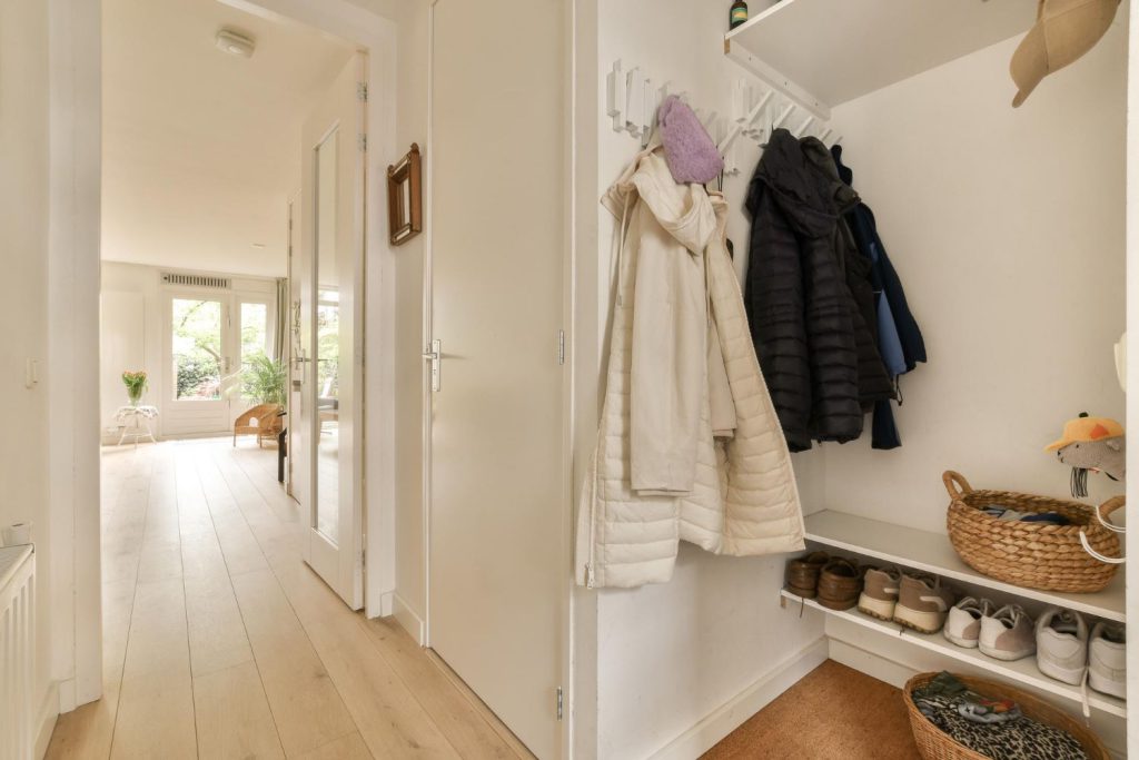 Podłogi z drewna są jednym z najpopularniejszych wyborów przy projektowaniu przestrzeni mieszkalnej