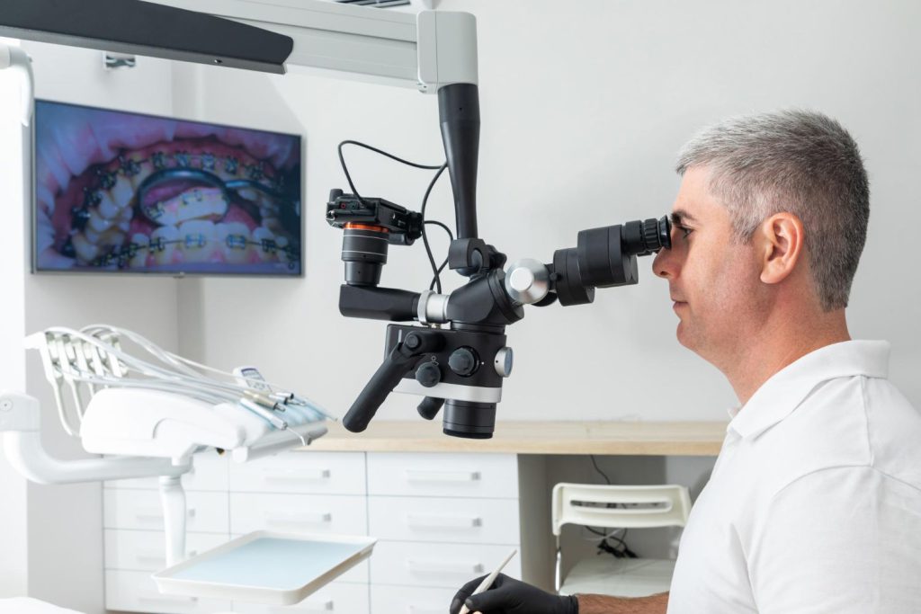 W dzisiejszych czasach stomatologia przeżywa prawdziwą rewolucję, a wszystko za sprawą najnowszych technik mikroskopowych