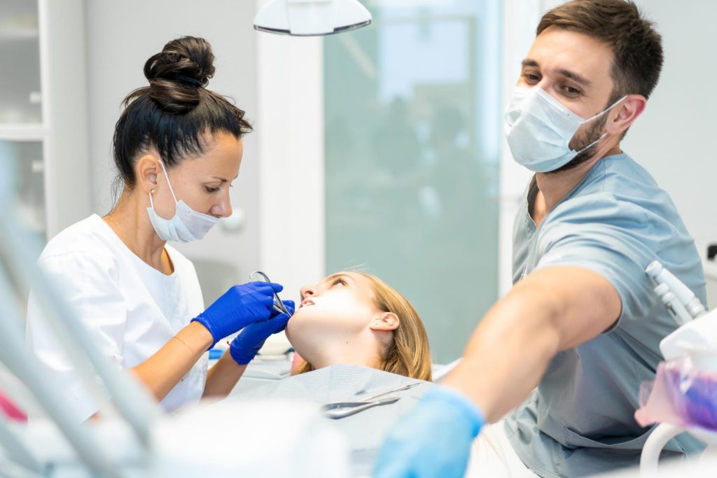 Endodoncja to dziedzina stomatologii, która zajmuje się leczeniem tkanek znajdujących się wewnątrz zęba