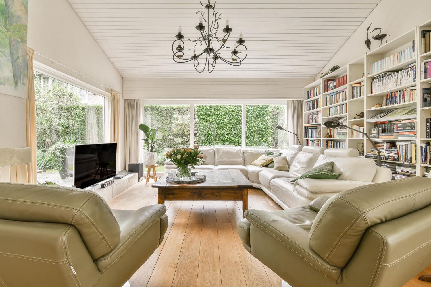 Poradnik: Jak wybrać i pielęgnować podłogi drewniane, by zakochać się w ich uroku?