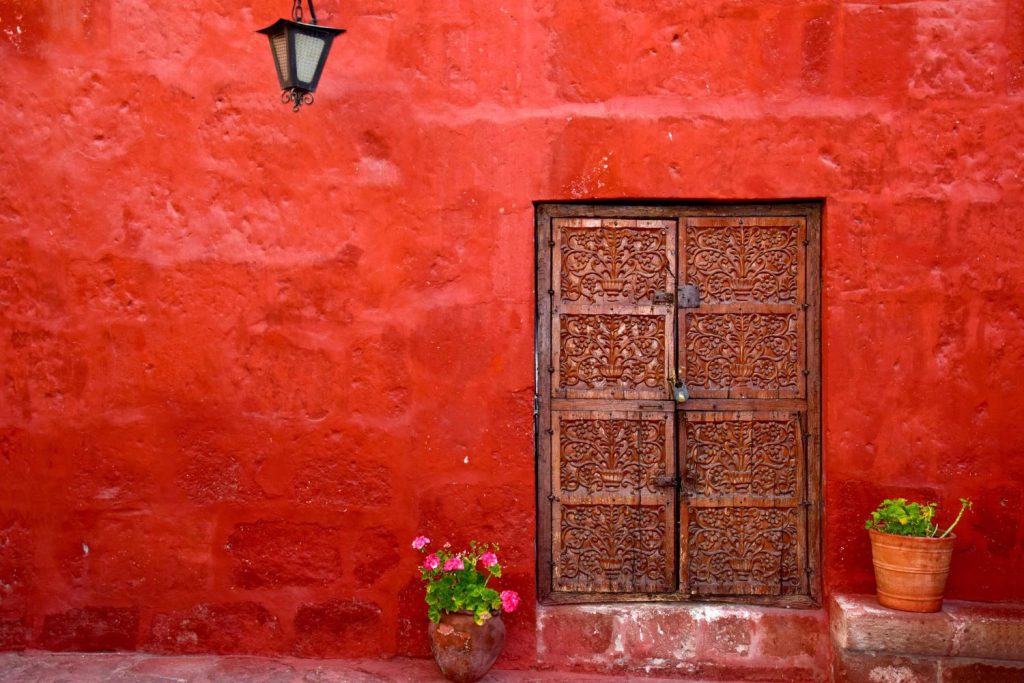 W Hiszpanii znajduje się wiele miejsc, które przyciągają turystów swoją wyjątkową urodą i klimatem