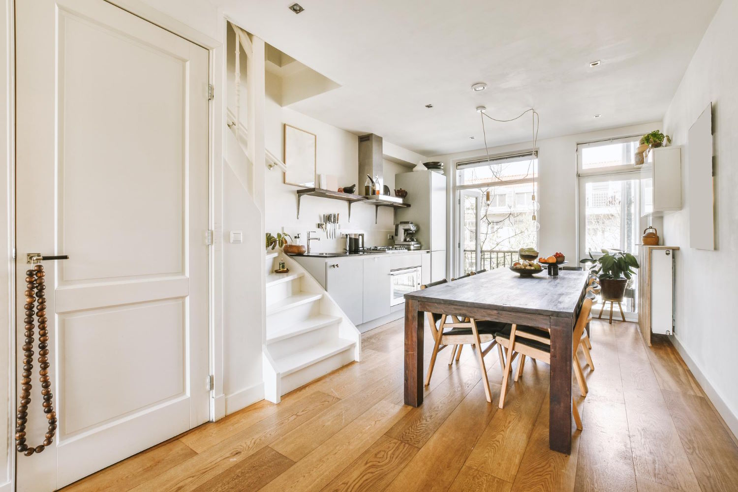 Estetyka natury w przestrzeni domowej – eleganckie podłogi z drewna deska po desce