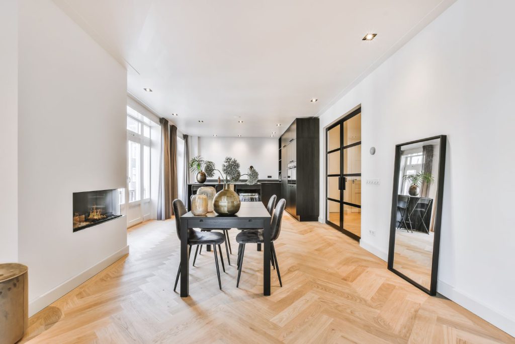 Drewniane podłogi są ponadczasowe i pasują do każdego rodzaju wnętrza