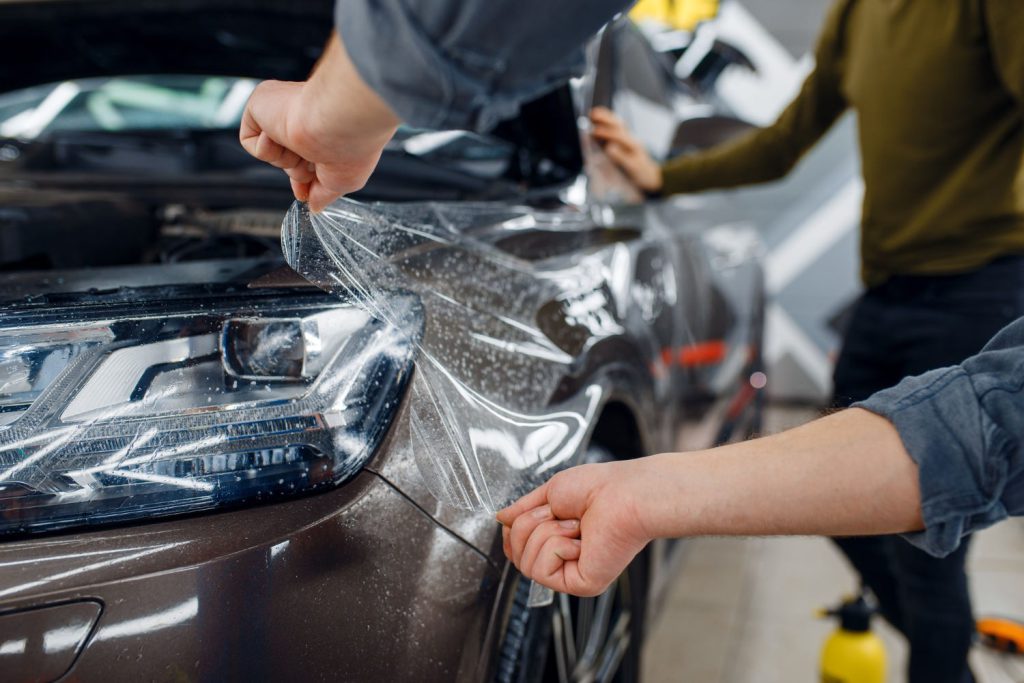 Podczas codziennej eksploatacji samochodu, lakier jest narażony na wiele czynników mogących go uszkodzić