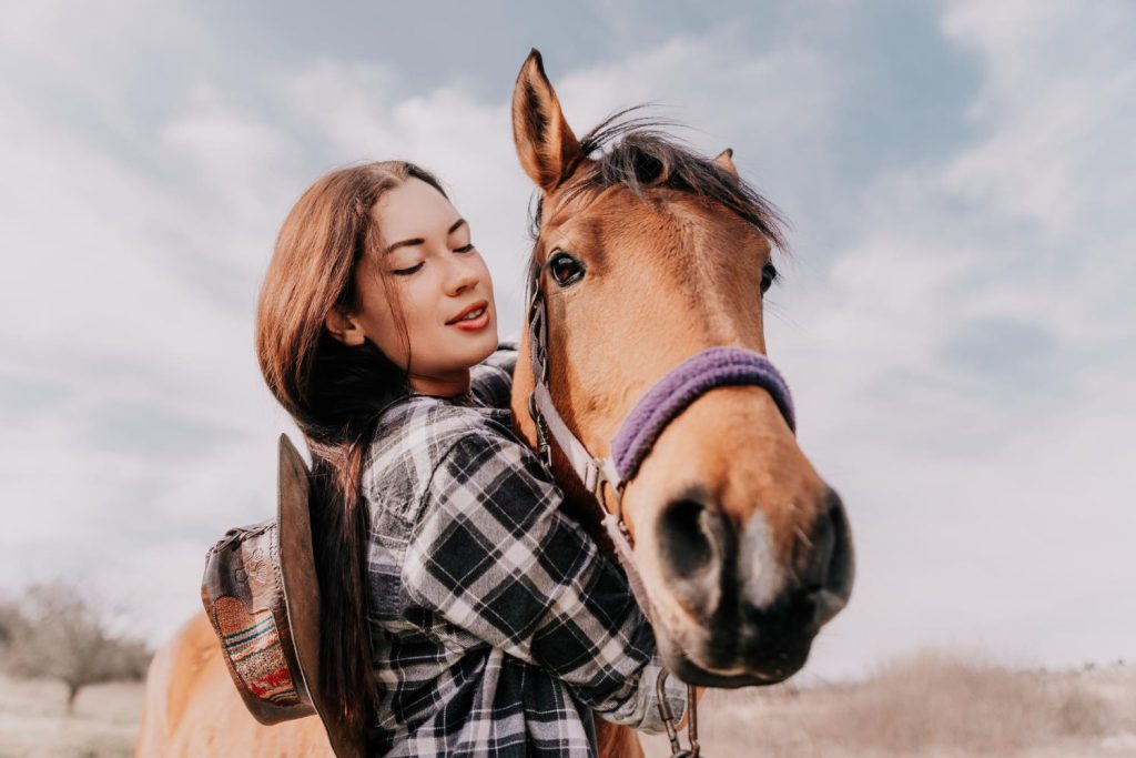 Inwestycja w ubezpieczenie dla koni może wydawać się dodatkowym obciążeniem finansowym, jednak warto spojrzeć na ten temat szerzej