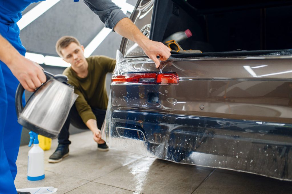 Podczas codziennej eksploatacji samochodu, lakier jest narażony na wiele czynników mogących go uszkodzić