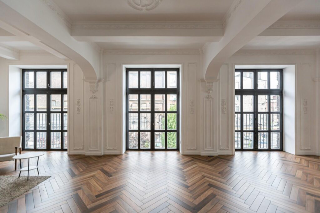 Drewniane podłogi to jeden z elementów, który może całkowicie odmienić charakter wnętrza, nadając mu ciepło i elegancję